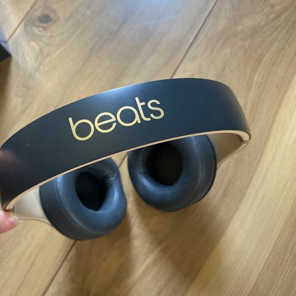 Beats Studio 3 Wireless Headphones - Picture 7 of 16